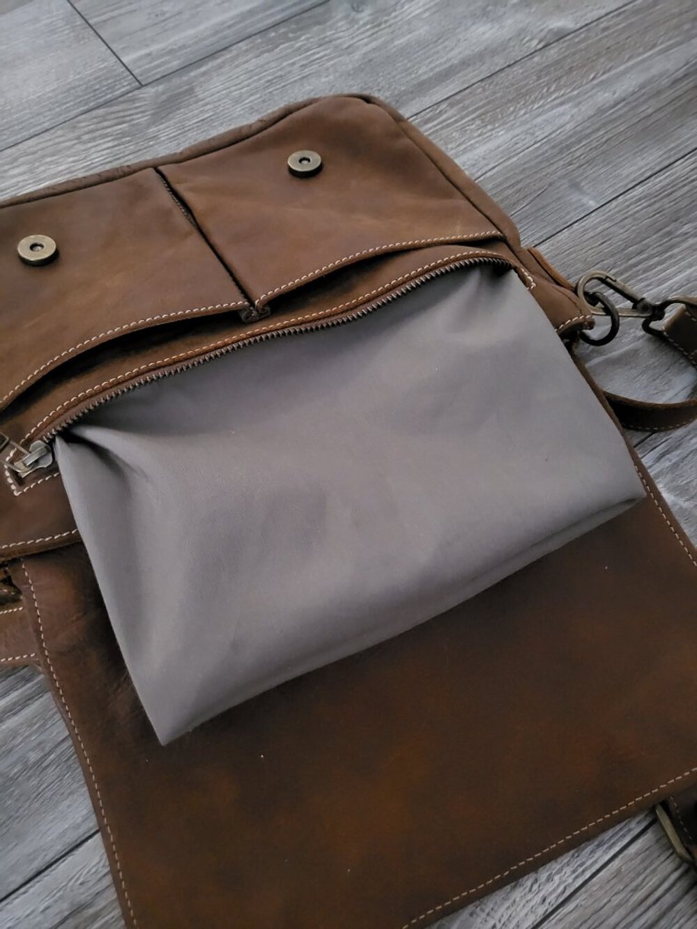 Roots Canada Vintage Tribe Leather Messenger Bag Brown - Picture 11 of 14